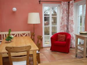 une salle à manger avec une table et une chaise rouge dans l'établissement Villa Gärtnerhaus by Interhome, à Heyda