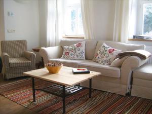 - un salon avec un canapé et une table basse dans l'établissement Villa Gärtnerhaus by Interhome, à Heyda