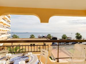 balcón con mesa y vistas al océano en Studio Acapulco by Interhome, en Fréjus