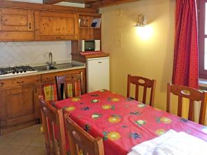 Virtuvė arba virtuvėlė apgyvendinimo įstaigoje Apartment Casa del Ponte - SMY622 by Interhome