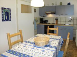 een keuken met een tafel en een mand erop bij Apartment Wildbadstrasse by Interhome in Traben-Trarbach