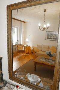 uno specchio che riflette un soggiorno con divano di Apartment Wildbadstrasse by Interhome a Traben-Trarbach
