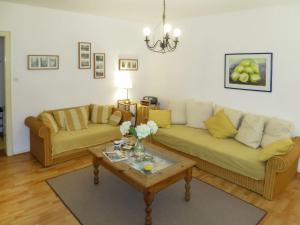 un soggiorno con 2 divani e un tavolino da caffè di Apartment Wildbadstrasse by Interhome a Traben-Trarbach