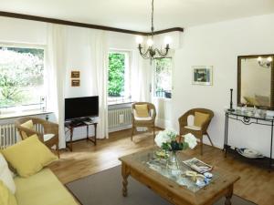 een woonkamer met een bank en een tafel bij Apartment Wildbadstrasse by Interhome in Traben-Trarbach