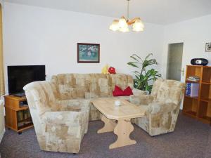 ein Wohnzimmer mit einem Sofa, 2 Stühlen und einem Tisch in der Unterkunft Holiday Home Zerna by Interhome in Bad Muskau