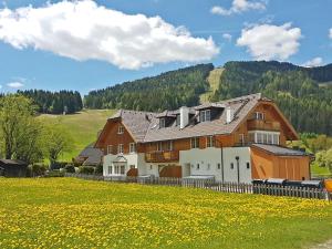 ein Haus inmitten eines Blumenfeldes in der Unterkunft Apartment Top 6 by Interhome in Sankt Margarethen im Lungau