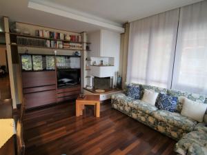 een woonkamer met een bank en een tafel bij Apartment Le Terrazze by Interhome in Arona