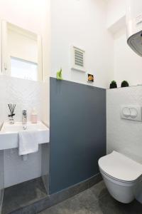 łazienka z toaletą i umywalką w obiekcie Penthouse Dolcevita w mieście Zadar +37 zdjęć