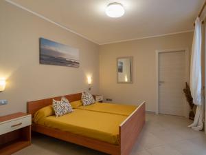 マリーナ・ディ・アンドーラにあるApartment Apartment A1 - AND110 by Interhomeのベッドルーム1室(黄色いベッド1台付)
