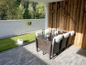 eine Terrasse mit einem Tisch und Stühlen auf einer Terrasse in der Unterkunft Apartment Matt by Interhome in See