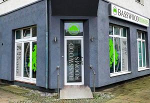 Et logo, certifikat, skilt eller en pris der bliver vist frem på BASSWOOD ROOMS + 16 billeder