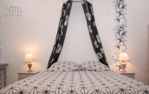 Postel nebo postele na pokoji v ubytování Hôtel Les Remparts