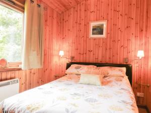 a bedroom with a bed with pink walls and a window at 26 Dukes Meadow in Ellonby