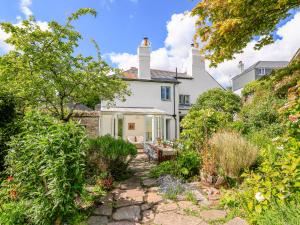 a cottage with a garden in front of it at Rosevine in Kingsbridge