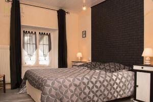 Postel nebo postele na pokoji v ubytování Hôtel Les Remparts