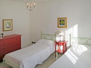 una camera con due letti e un comò rosso di Apartment Cielsereno - SLR246 by Interhome a Costarainera