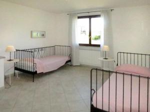 una camera con due letti e una finestra di Apartment Cielsereno - SLR246 by Interhome a Costarainera