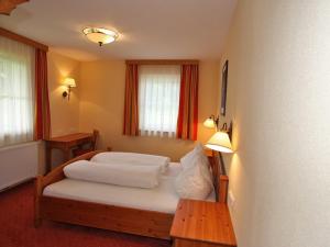 ein Hotelzimmer mit einem Bett und einem Tisch in der Unterkunft Apartment Hofresidenz-2 by Interhome in Altenmarkt im Pongau