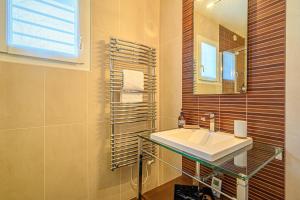 LE HAMEAU DE BIZOLE - Magnifique Maison contemporaine avec piscine chauffée في Saint-Nolff: حمام مزود بحوض ومِرآة +17 صورة