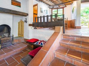 Reno Di LeggiunoにあるHoliday Home Casa del Pittore by Interhomeの暖炉と木製ベンチ付きの部屋
