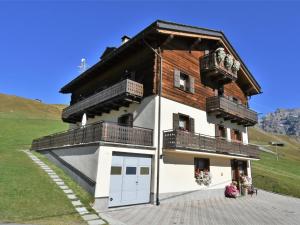 uma casa grande com duas varandas em cima em Apartment Casa Crapena-2 by Interhome em Livigno