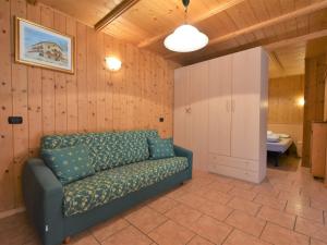 un soggiorno con un divano e un tavolo di Apartment Casa Crapena-2 by Interhome a Livigno