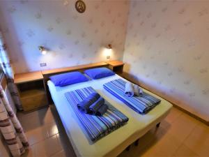 una camera da letto con letto con lenzuola e asciugamani blu di Apartment Casa Crapena-1 by Interhome a Livigno