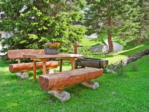 einen Tisch und Bänke im Gras in der Unterkunft Apartment Residenza Chesa Margun 59-6 by Interhome in Surlej
