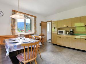 uma cozinha e sala de jantar com mesa e cadeiras em Apartment Puntea by Interhome em Ortisei