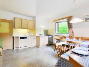 eine Küche und ein Esszimmer mit einem Tisch und Stühlen in der Unterkunft Apartment Puntea by Interhome in St. Ulrich in Gröden