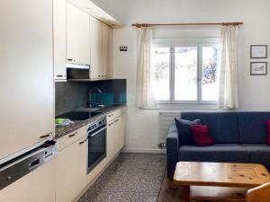 Apartment Residenza Chesa Margun 59-3 by Interhomeにあるキッチンまたは簡易キッチン