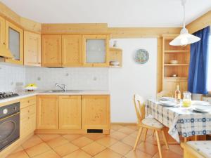 Kuchyň nebo kuchyňský kout v ubytování Apartment Lazzer-2 by Interhome
