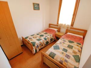 Un dormitorio con dos camas y una ventana. en Apartment White Star-1 by Interhome, en Bibione