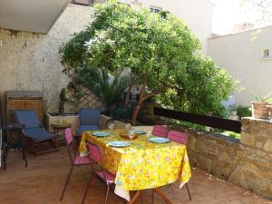stół i krzesła na patio w obiekcie Studio Hameau la Madrague-21 by Interhome w mieście La Madrague