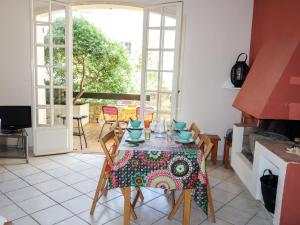 jadalnia ze stołem i krzesłami oraz oknem w obiekcie Studio Hameau la Madrague-21 by Interhome w mieście La Madrague