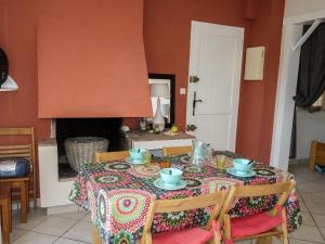 stół jadalny z obrusem w obiekcie Studio Hameau la Madrague-21 by Interhome w mieście La Madrague