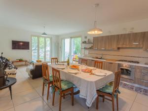 kuchnia i salon ze stołem i krzesłami w obiekcie Holiday Home Michela-2 by Interhome w mieście Pineto