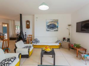 salon z kanapą i stołem w obiekcie Holiday Home Michela-2 by Interhome w mieście Pineto