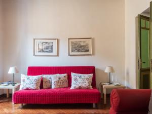 ローマにあるApartment Piazza Navona Charming by Interhomeの赤いソファ、リビングルーム(枕付)