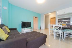 TV a/nebo společenská místnost v ubytování Apartments Maestral 70m from the beach - by TA Leut Agency