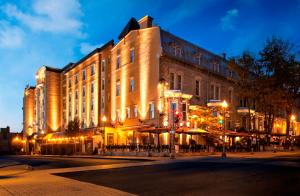 a large building on a city street at night at Hotel Chateau Laurier Québec in Quebec City