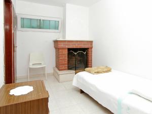 une chambre avec un lit et une cheminée dans l'établissement Apartment Šarenko-3 by Interhome, à Vela Luka 3 autres photos