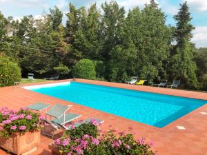 The swimming pool at or close to Apartment Bardeggiano - Caterina 2 - COL245 by Interhome
