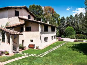 A garden outside Apartment Bardeggiano - Caterina 2 - COL245 by Interhome