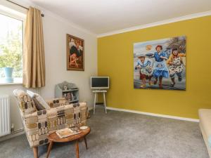 salon z kanapą i obrazem na ścianie w obiekcie Little Yaffle w mieście Dover