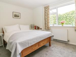 ein Schlafzimmer mit einem großen Bett und einem Fenster in der Unterkunft Little Yaffle in Dover