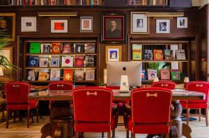 - une salle à manger avec une table et un ordinateur portable dans l'établissement Browns Boutique Hotel, à Lisbonne