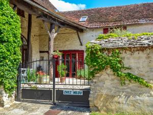 dom z bramą przed nim w obiekcie Holiday Home Chez Milou by Interhome w mieście Tanlay