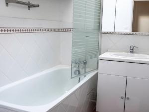 Ένα μπάνιο στο Holiday Home La Maison du Chateau by Interhome