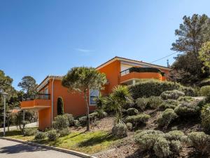 una casa de naranjos con árboles y plantas delante de ella en Apartment Résidence Cap Marine by Interhome, en Drammont